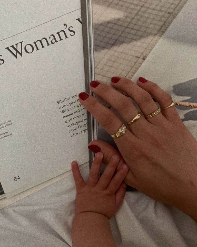 alt="Mother and daughter, wearing Kinn rings"