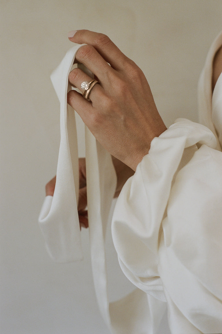 alt="Kinn engagement ring and wedding band"