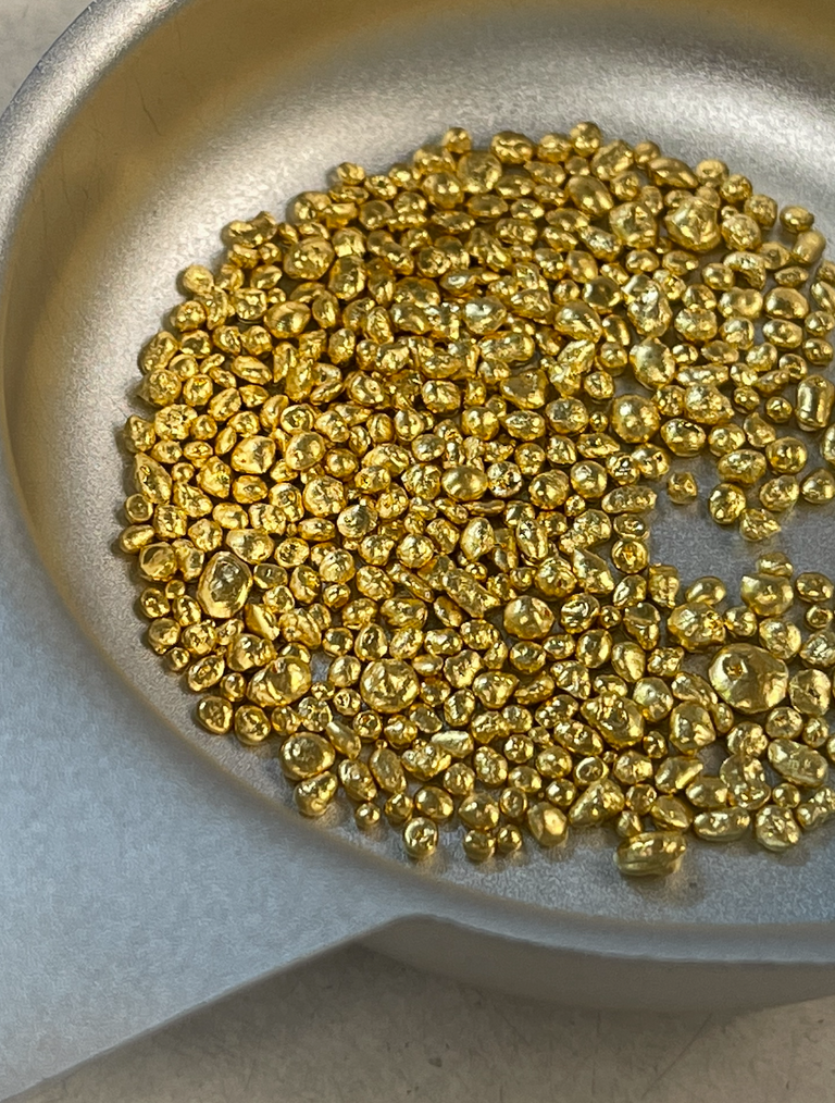 alt="Pieces of gold to be melted and used for jewelry"