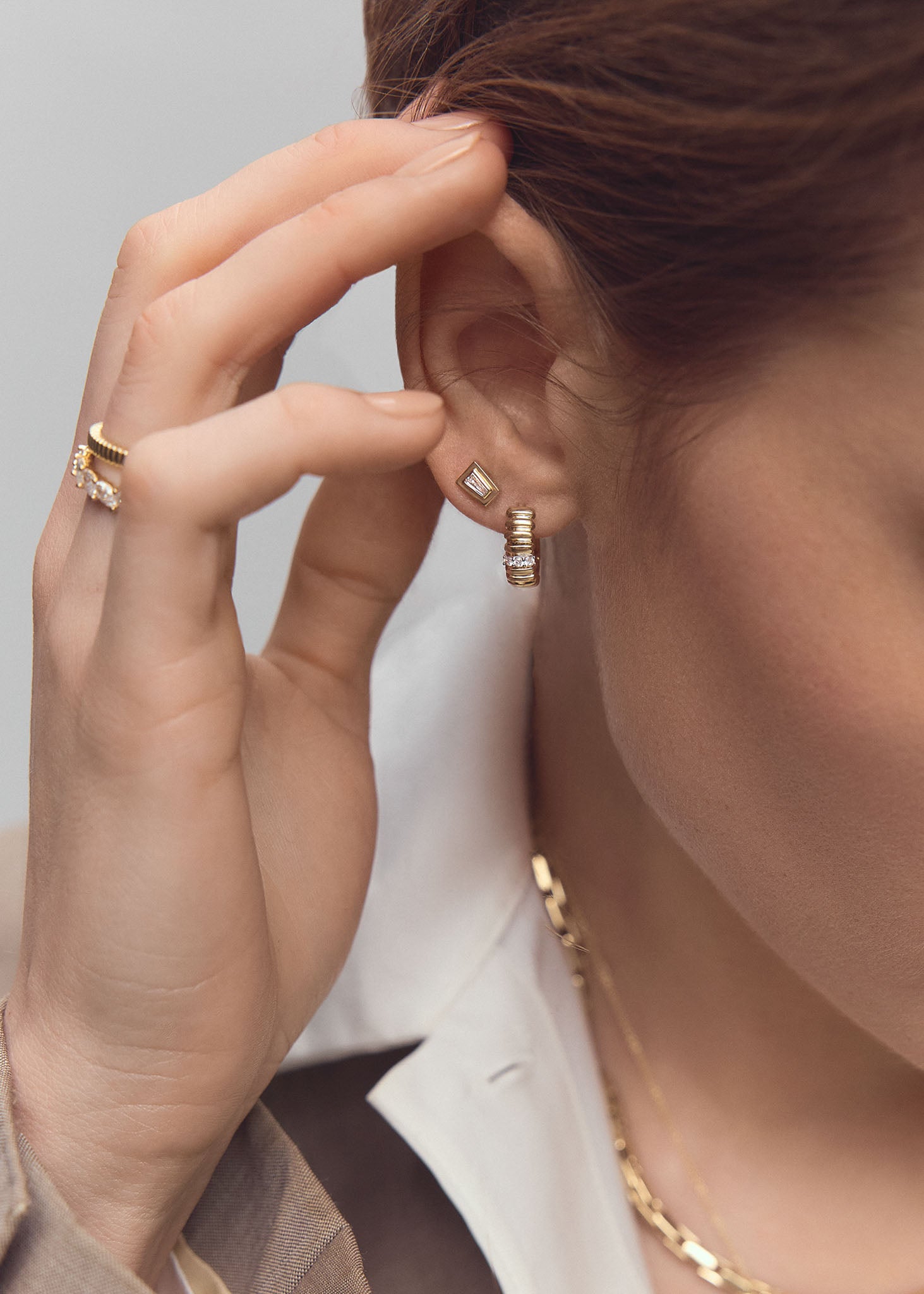 Solis Ribbed Three Diamond Hoop Earrings