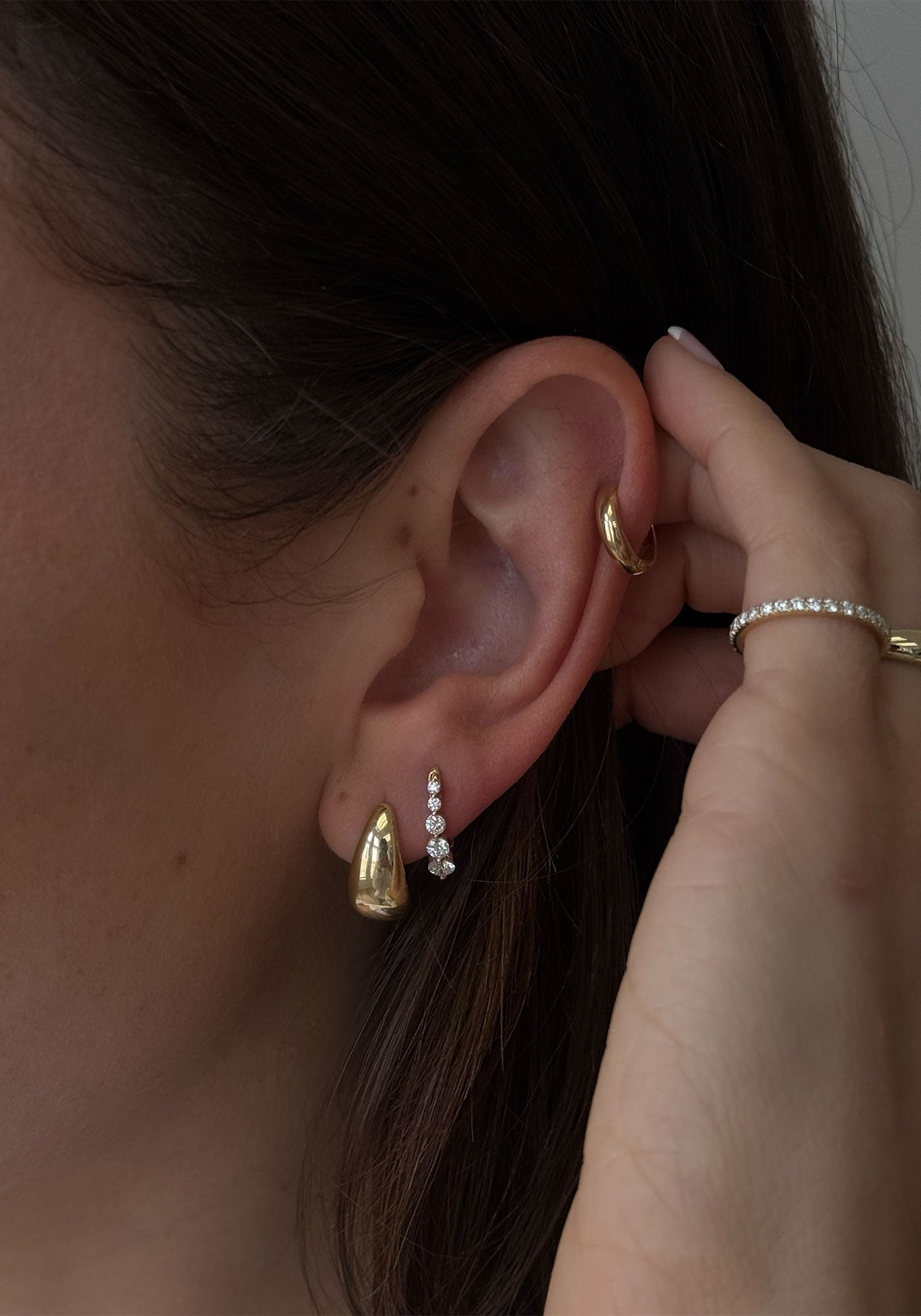 Graduated Huggie Earrings Diamond