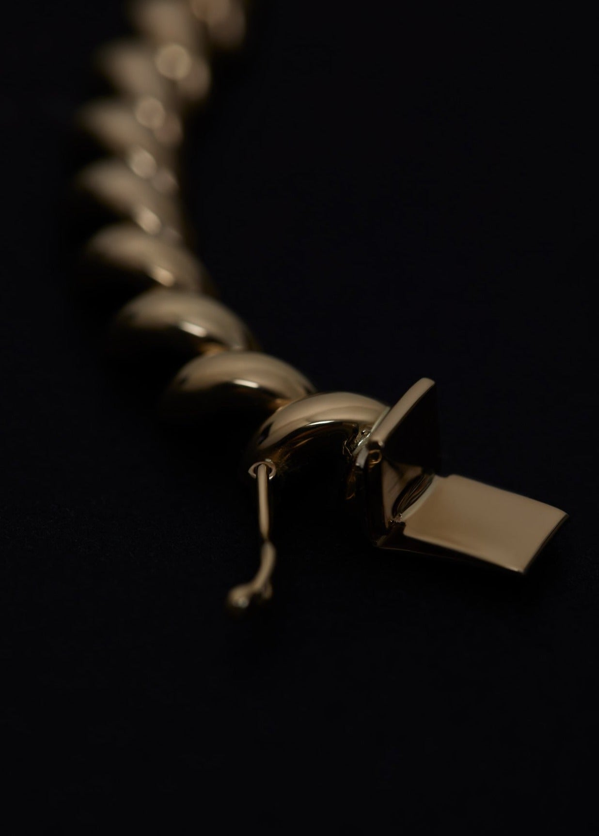 A close up of an open end of the Kinn Studio 14k Gold Hampshire House Bracelet