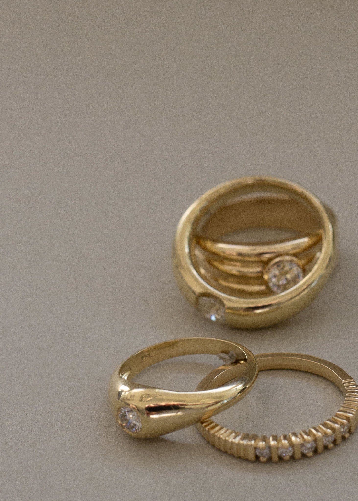 alt="Round Diamond Signet Ring"