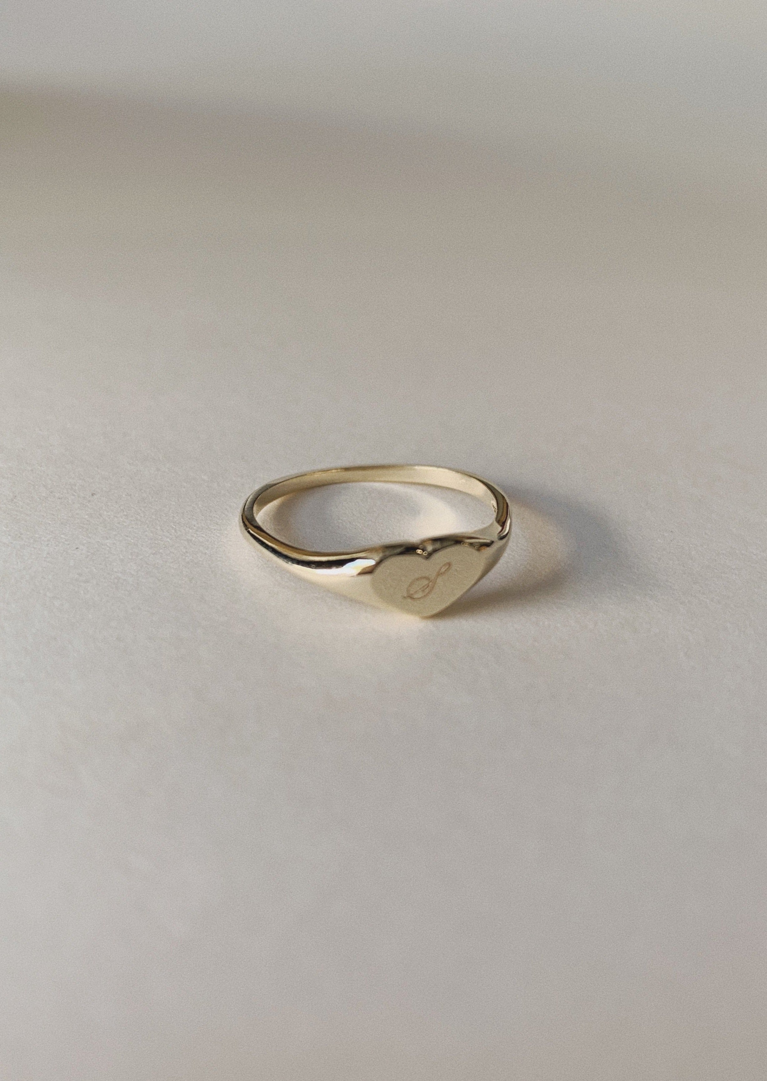 alt="Petite Heart Signet Ring engraved S"