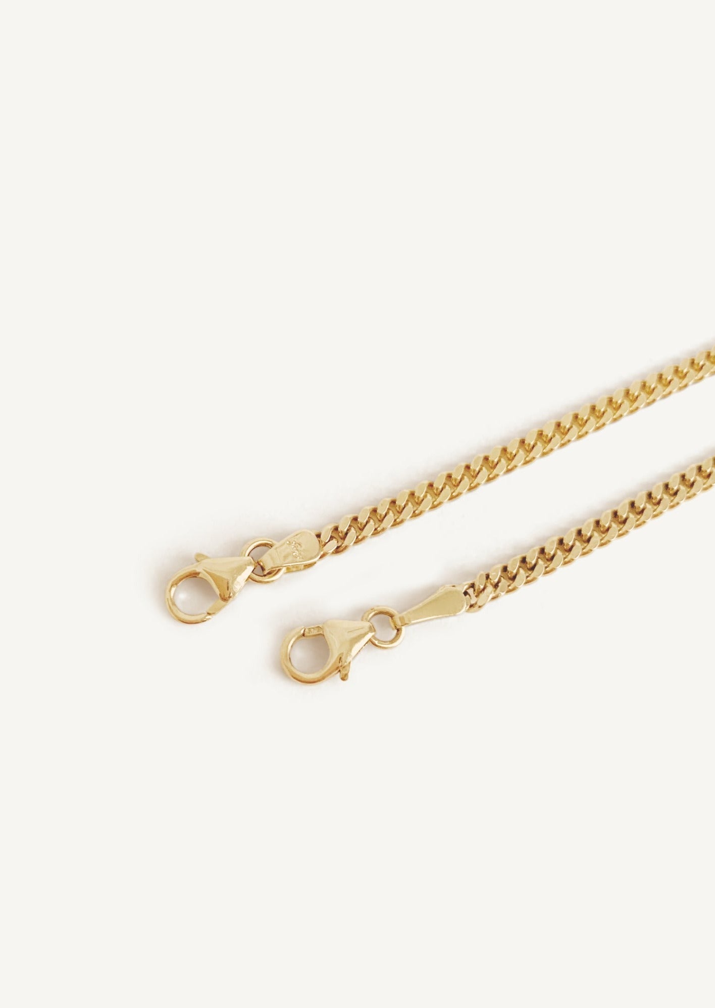 alt="close up of Capri Curb Diamond Bracelet"