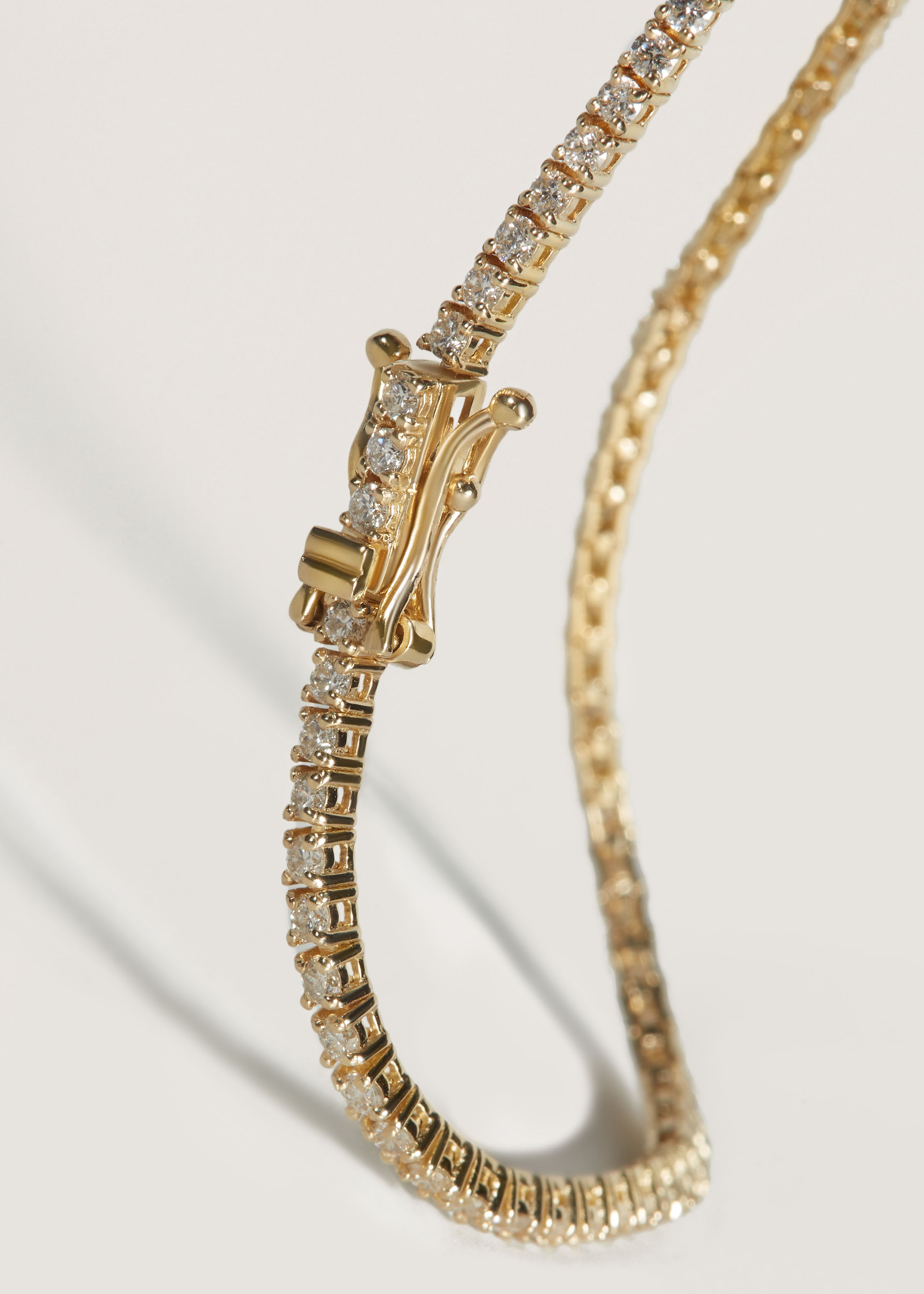 Side view of a Kinn 14k Gold Classic Diana Tennis Bracelet 2.90ctw showing the box clasp closure