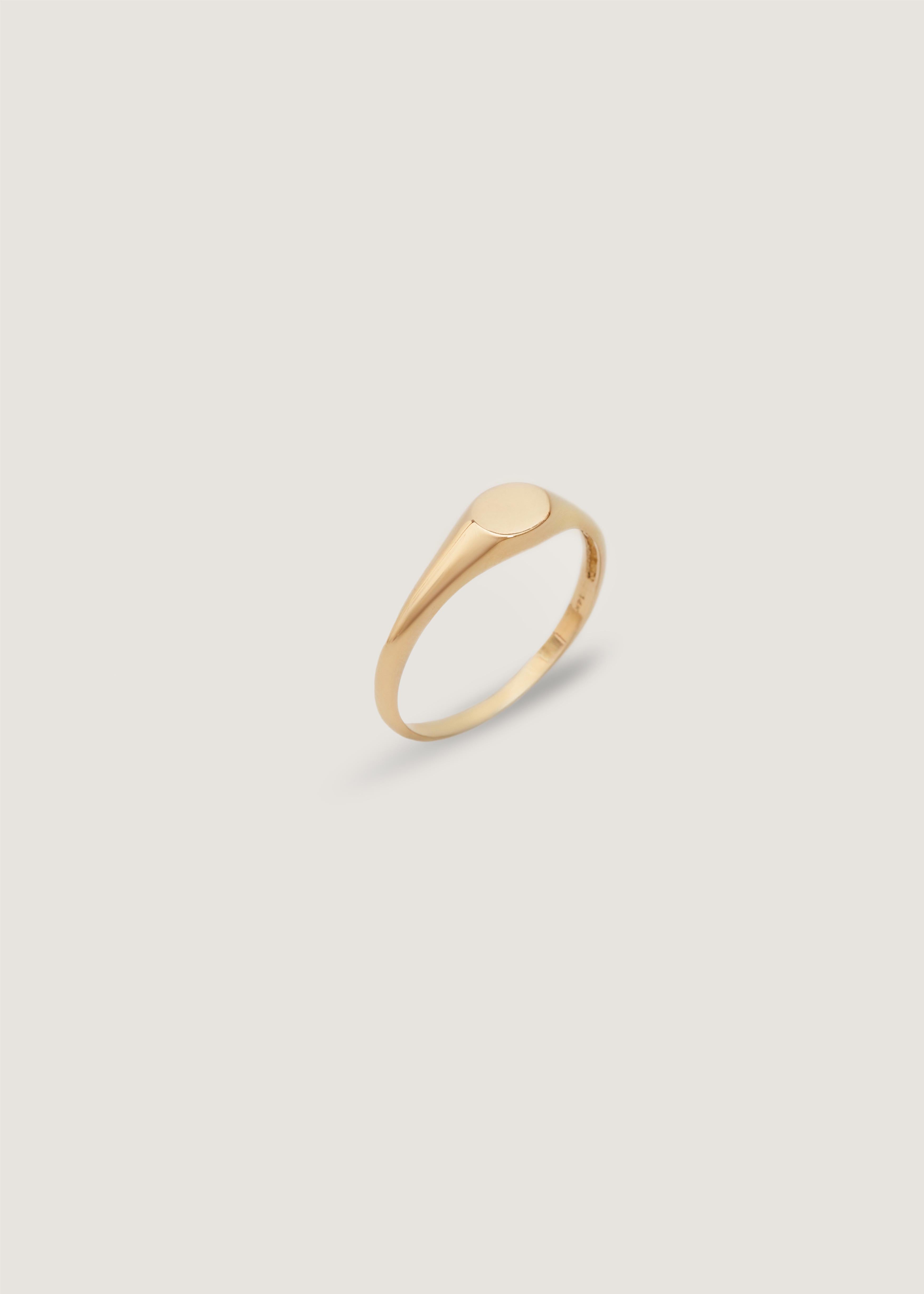 alt="Petite Signet Ring"